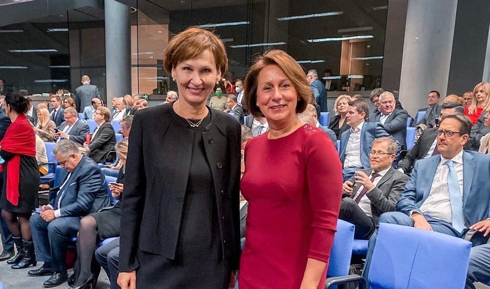 Bundesbildungsministerin Bettina Stark-Watzinger zusammen mit Nicole Westig MdB
