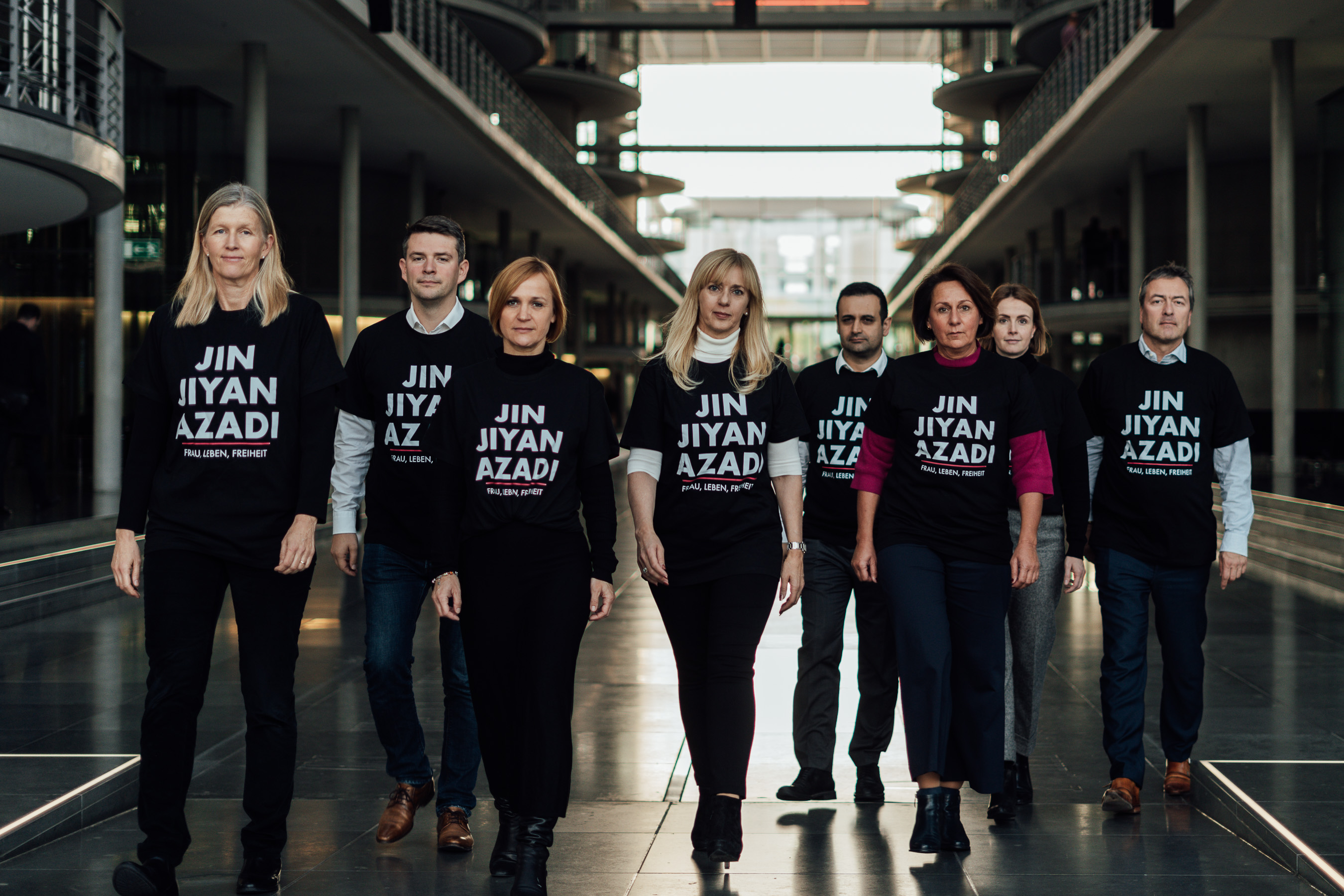 Die Abgeordneten des Deutschen Bundestages Ann-Veruschka Jurisch, Marcus Faber, Katja Adler, Renata Alt, Bijan Djir-Sarai, Nicole Westig, Gyde Jensen und Peter Heidt setzen für die FDP-Fraktion ein Zeichen zur Unterstützung der Protestbewegung im Iran.