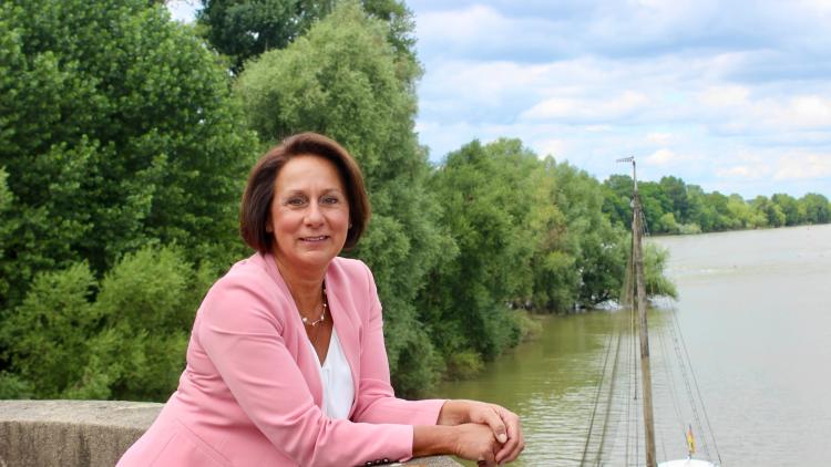 Nicole Westig vor dem Aalschokker "Aranka".