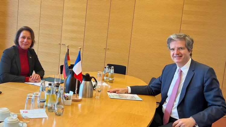Bundestagsabgeordnete der FDP Nicole Westig mit dem französischen Botschafter François Delattre