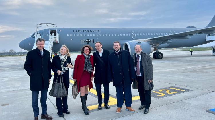 Ein Teil der Delegation der FDP-Bundestagsfraktion auf dem Rollfeld. 