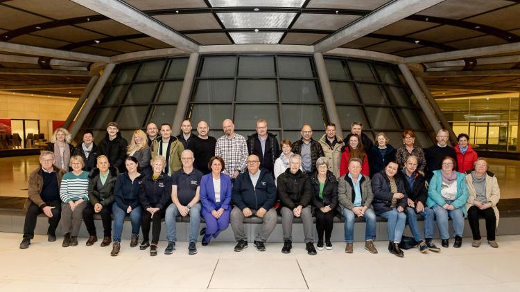 Das offizielle Gruppenfoto der Besuchergruppe, aufgenommen auf der Fraktionsebene des Reichstagsgebäudes. 
